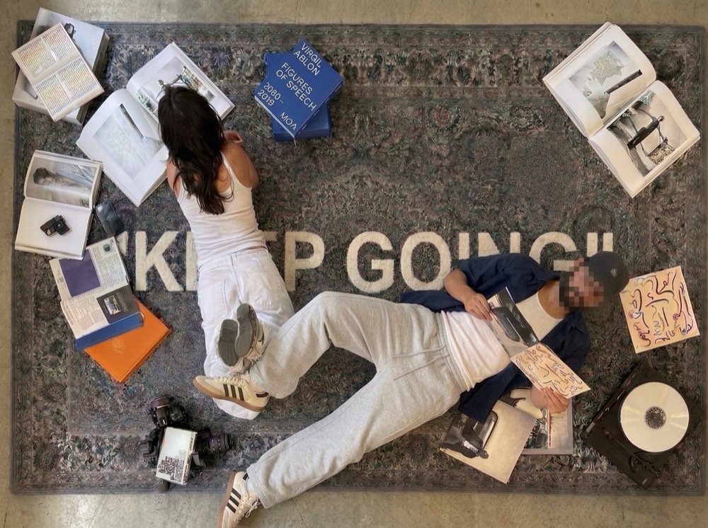 Sesión creativa entre libros y referencias — Keep Going